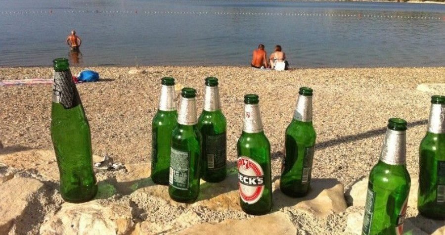 Danju na Banju: Boce, čaše, otpaci u moru, na pijesku, plaži, tribinama… vrijeme je za plutajući kolegij