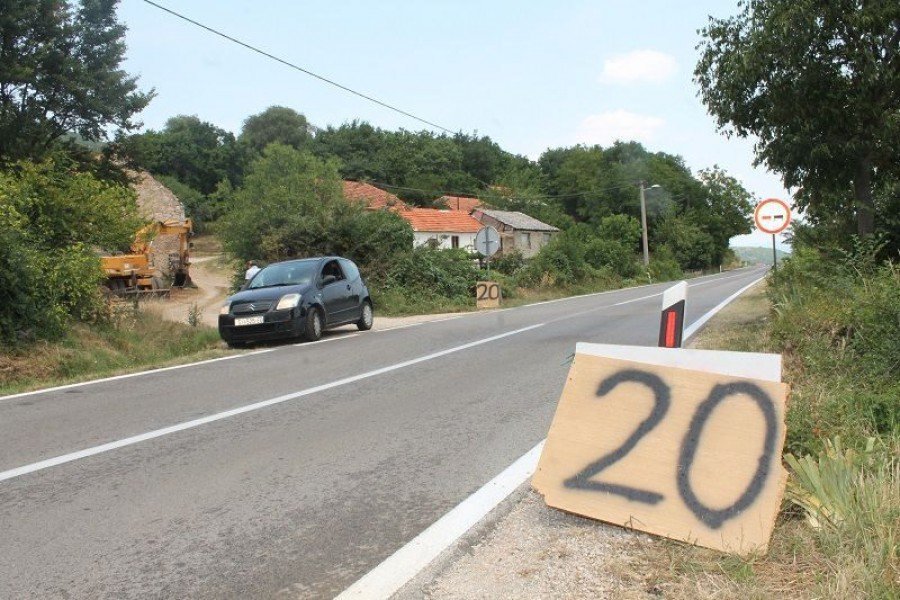 Što znači znak '20' u Čenićima između Drniša i Knina znaju samo berači smilja (Foto: Tris/H. Pavić)
