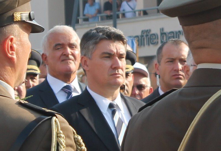 Premijer Milanović prilikom polaganja vijenaca (Foto: Tris/H. Pavić)
