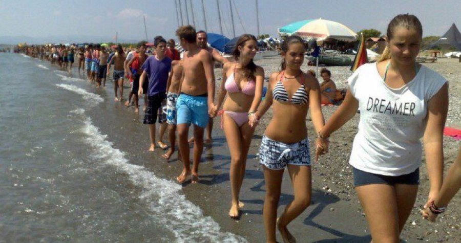Talijani se na plaži uhvatili za ruke u lanac dug 10 kilometara – protiv bušenja Jadrana