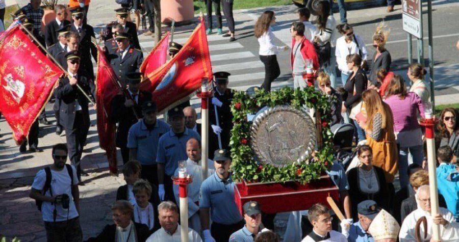 Crkva i država ( Grad ) : Šibenčani Nagrade Grada rezervirali za Crkvu, država im dijeli novac šakom i kapom, još samo da , poput Mađarske, nastava u školama počinje jutarnjom misom…