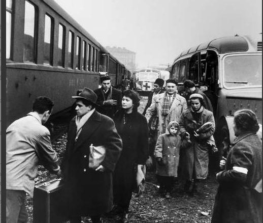1956. godina: Izbjeglice Mađari se ukrcavaju na vlak u Austriji (izvor: UNHCR)