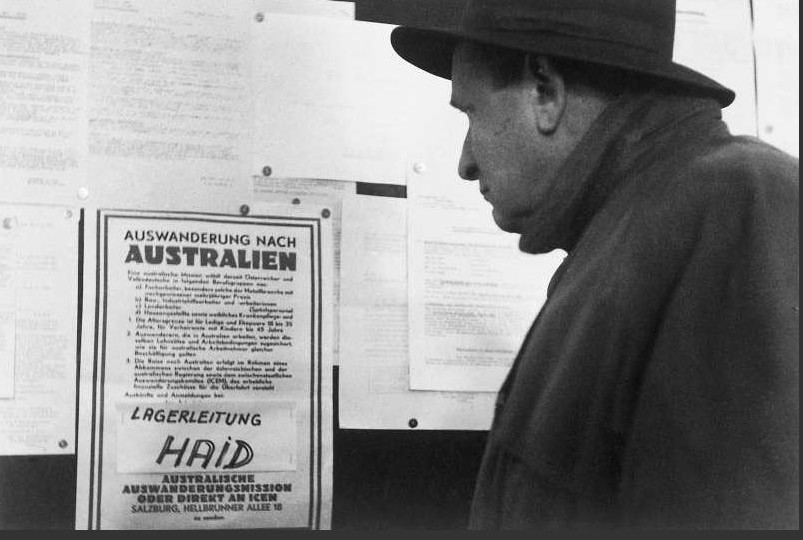 - Kuda ću? - Mađar, izbjeglica, gleda obavijest o mogućem odlasku u Australiju