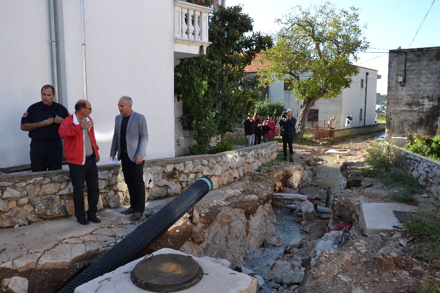 Župan Goran Pauk s vatrogasnim zapovjednikom Darkom Dukićem i načelnikom Općine Tribunj razgledava bujicama razrovane tribunjske ulice (Foto: ŠKŽ)