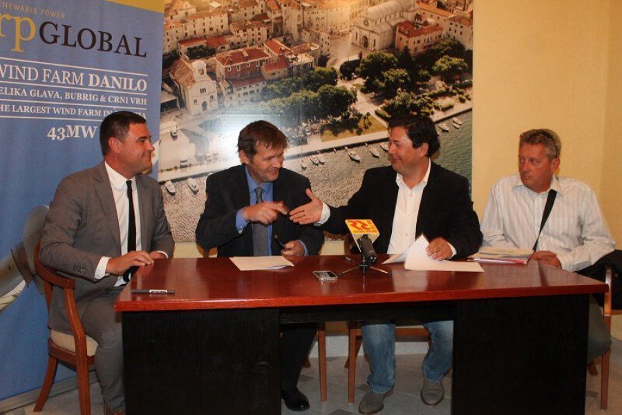 Denis Marinov i tajnik Siniša Bušac, te ispred 'RP Globala' direktor Bojan Reščec i voditelj vjetroelektrane Danilo Josip Živković. 