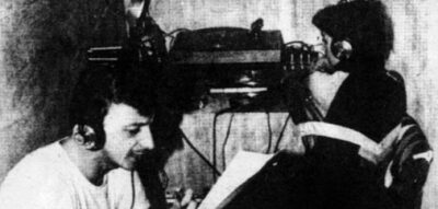 Siniša Glavašević snimljen dok čita vijesti na radiju u opkoljenom Vukovaru