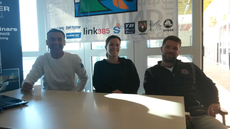 Natjecateljsko-organizacijska okosnica match race regate ovog vikenda u Šibeniku: Tomislav Bašić, Žana Karabatić i Teo Piasevoli