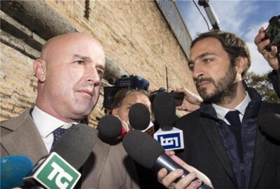 Novinar Gianluigi Nuzzi (lijevo) pred početak suđenja u Vatikanu (foto: HINA/EPA/MASSIMO PERCOSSI)