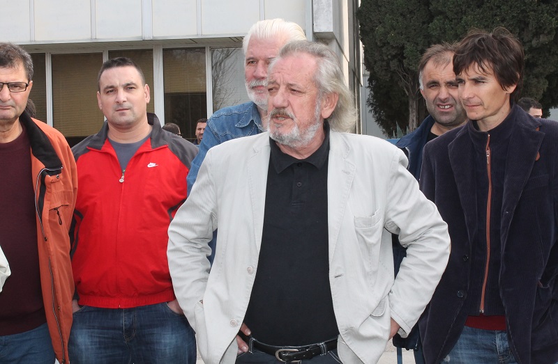 Vedran Dragičević obratio se radnicima ispred porte TLM Aluminiuma (Foto: Tris/H. Pavić)