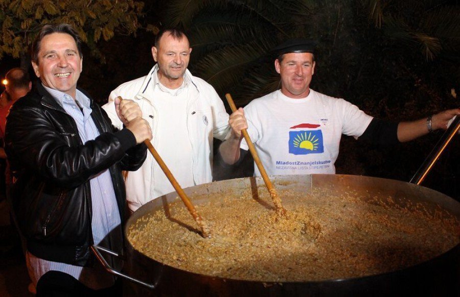 Stipe Petrina, <vinko Bolanča i Antonio Nižić veslaju po rižotu (Foto: Tris/H. Pavić)