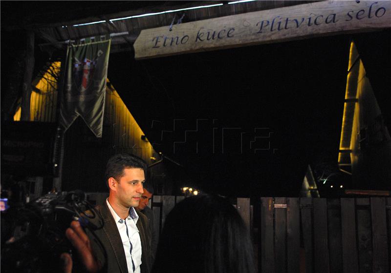 Plitvica Selo, 14.11.2015 - Razgovore članova Mosta u etno-naselju Plitvica Selo čelnik Božo Petrov u kratkoj je izjavi za medije u subotu navečer ocijenio fantastičnima, ali i najavio da se "zbog obima i velike odgovornosti" nastavljaju sutra te dodao kako će i dalje inzistirati na potrebnim reformama. Na slici Božo Petrov. foto HINA/ Mladen VOLARIĆ/ ua