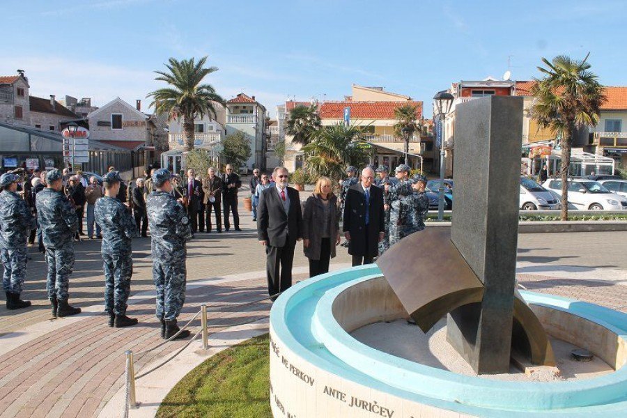 Antifašisti odaju počast antifašistima poginulim u obrani vodica tijekom Domovinskog rata (Foto: Tris/H. Pavić)