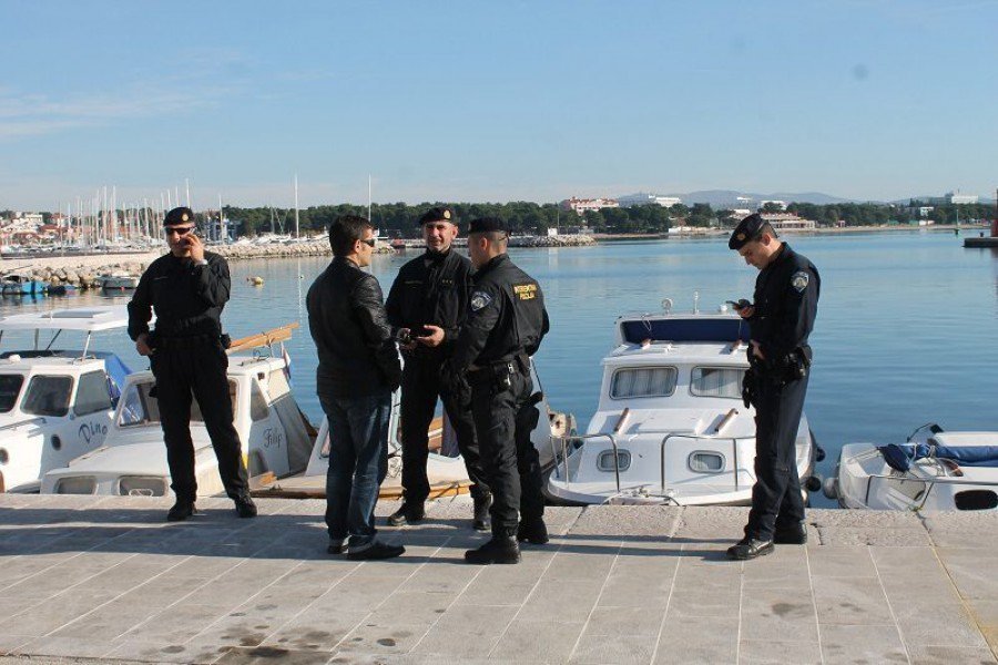 Iz prikrajka je skup iz nekog razloga osiguravala interventna policija, no ispostavilo se da antifašisti nisu bili ugroženi (Foto H. Pavić)