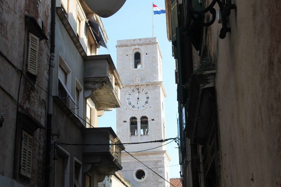 Zvonik crvke sv. Ivana - sat s drniške sahat kule (Foto H. Pavić) 