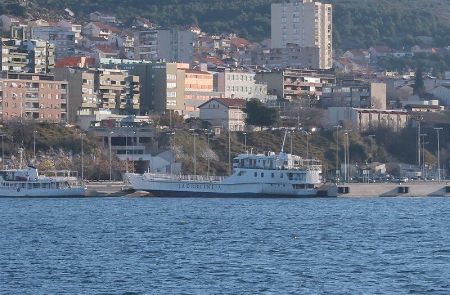 Kapetan Bonaca čvrsto je privezao trajekt za gar Vrulje (Foto: Tris/H. Pavić)