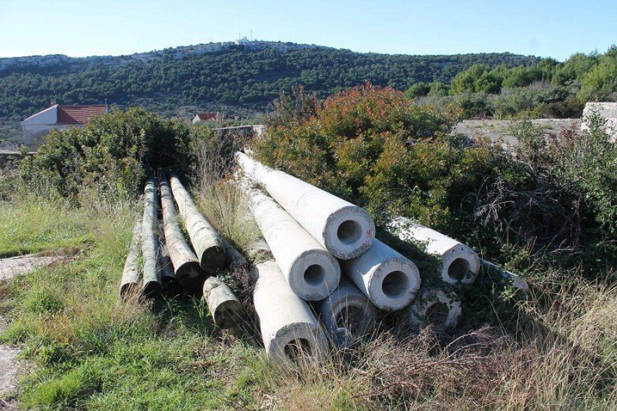 I stupovi javne rasvjete čekaju (Foto: Tris/H. Pavić)