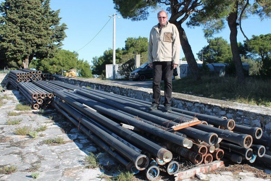 Cijevi su iskrcane na otoku još prije deset godina (Foto: H. Pavić)