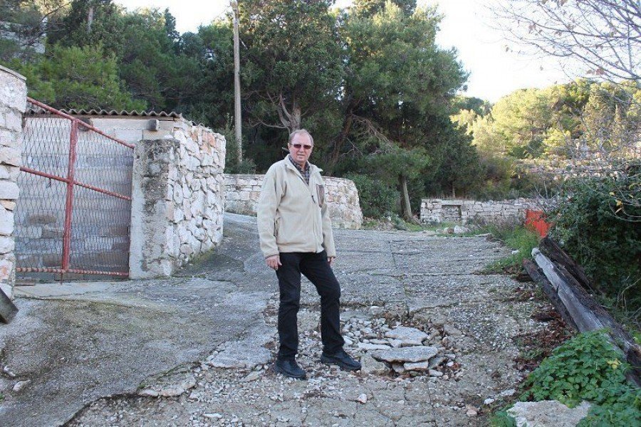 'Hodajući kolegij' obećao je popraviti Stari put (Foto: Tris/H. Pavić)