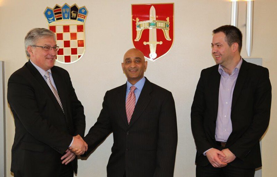 Veleposlanik Kumar s dožupanom Smolićem i dogradonačelnikom Penđerom (Foto: Tris/H. Pavić)