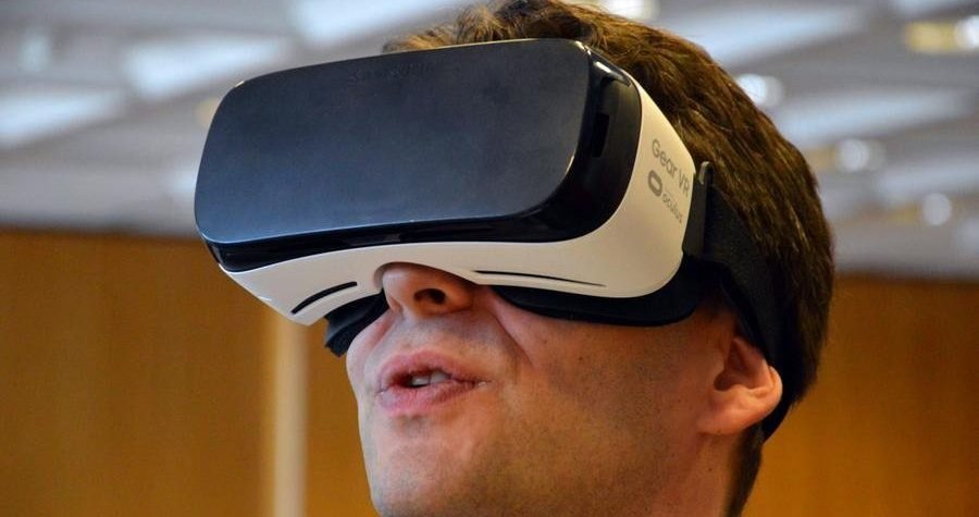 Foto dana: Božo Petrov s naglavnikom za virtualnu stvarnost