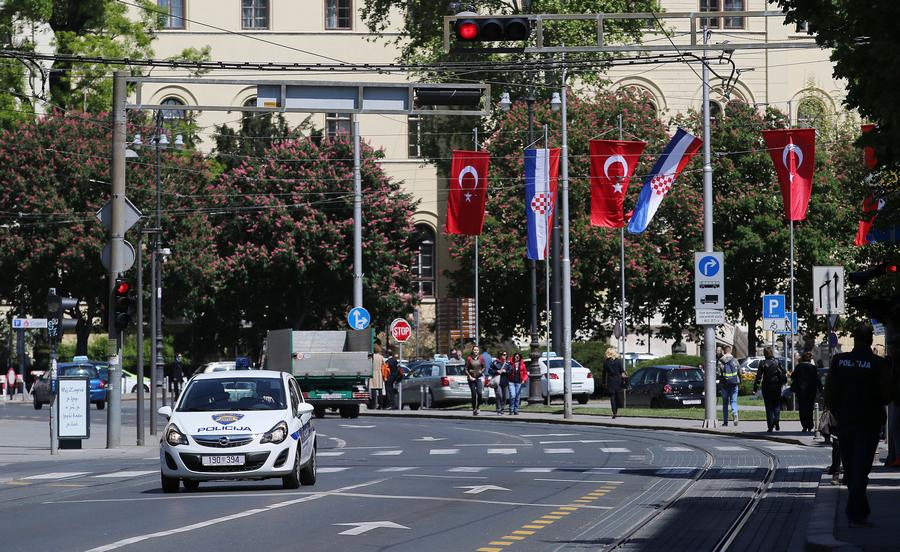 Na fotografiji policijski automobil kod Rooseveltovog trga. foto HINA/ Lana SLIVAR DOMINIĆ/ lsd