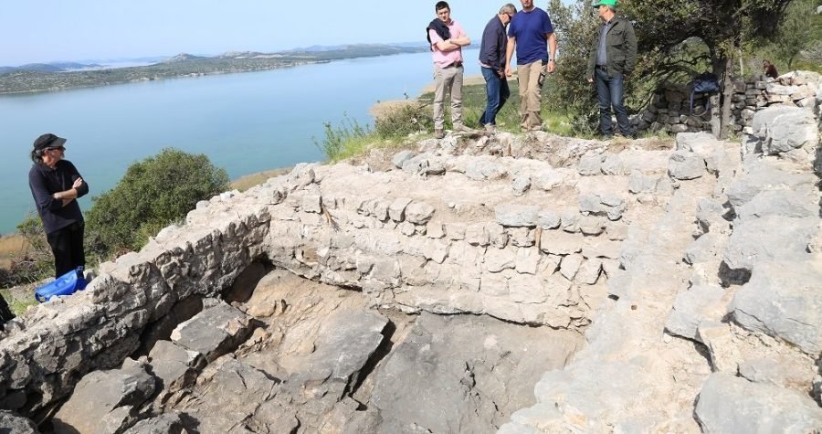 Osridak – ostaci oružja, posuđa, školjaka i janjetine u spaljenoj srednjovjekovnoj utvrdi