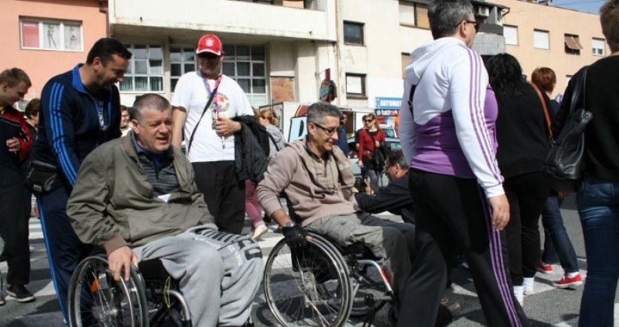 Članovi Udruge osoba s invaliditetom “Sveti Bartolomej” blokirali promet u Kninu