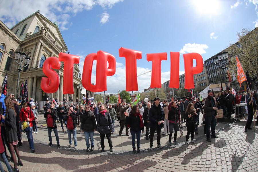 Demonstracije protiv TTIP-a Foto Hina/EPA/CHRISTIAN CHARISIUS