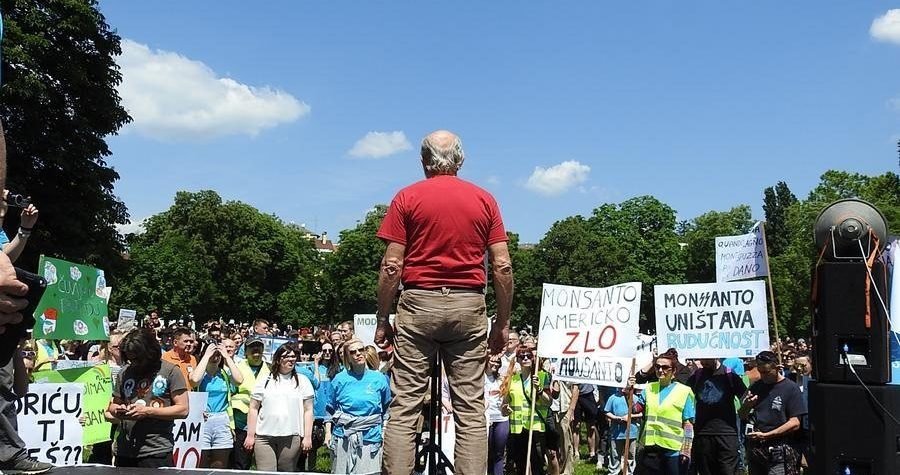 ‘Živila domaća poma, Monsanto aj doma! Todoriću što ti jedeš? Trovači, moja mater vas traži i nije dobre volje…’ (FOTO)