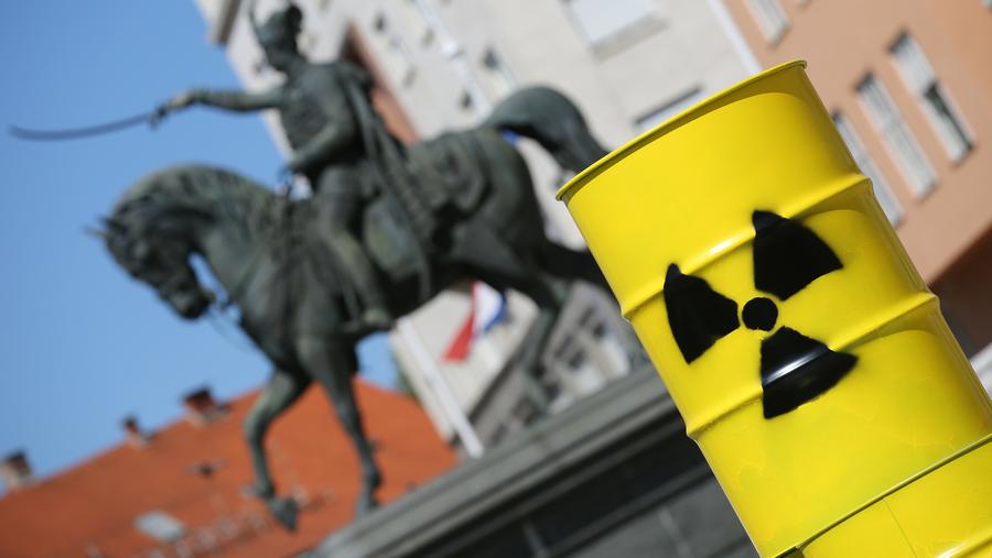 Zagreb, 26.04.2016. - Povodom 30 godina od nuklearne katastrofe u Èernobilu, Zelena akcija na Trgu bana Jelaèiæa izvela je akciju kojom je ukazala na opasnost i negativan utjecaj na okoli nuklearnih elektrana. foto HINA/ Lana SLIVAR DOMINIÆ/ lsd