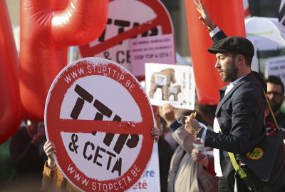S jednog od prosvjeda protiv CETa-e i TTIP-a - Foto: EPA/OLIVIER HOSLET