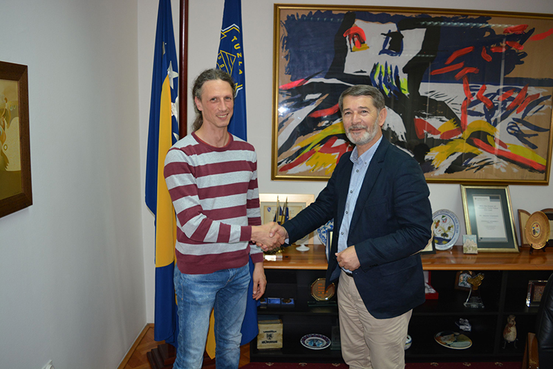 Dirigent Ivo Lise i gradonačelnik Tuzle Jasmin Imamović (Foto: Željko Komadina)