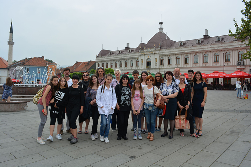 2.Članovi Gradskog komornog orkestra Šibenik i njihovi domaćini u središtu Tuzle (Foto: Željko Komadina)