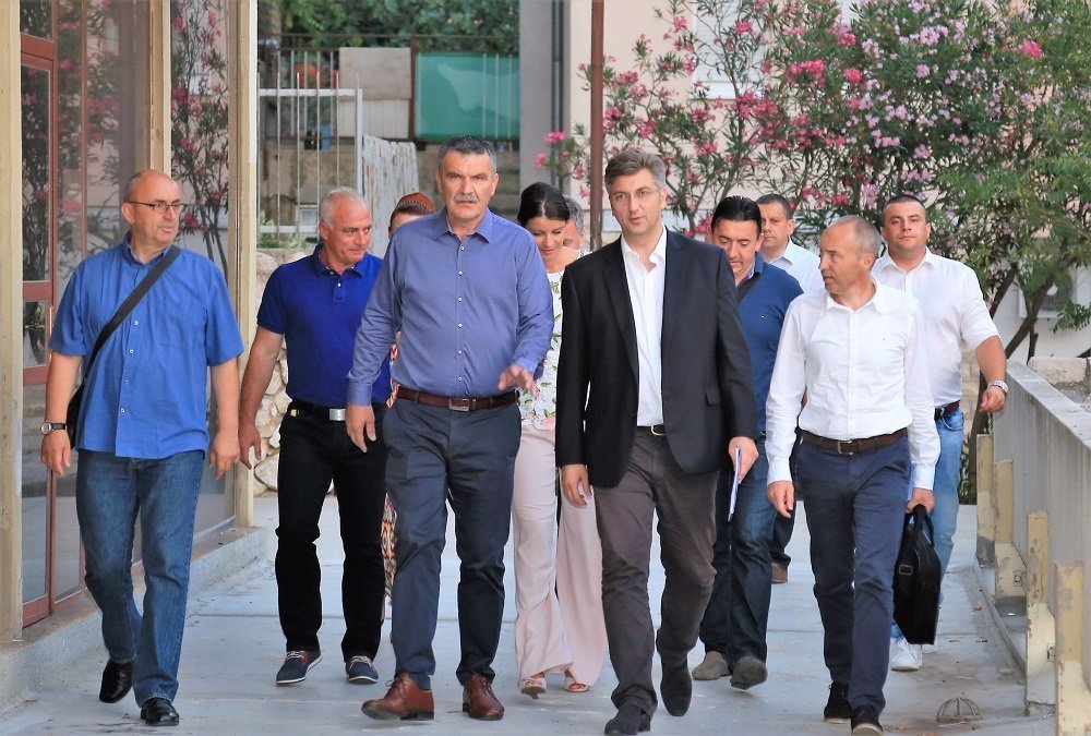 Andrej Plenjković i Damir Krstičević stiže na sastanak sa šibensko-kninskim HDZ-ovcima (Foto: Tris/H. Pavić)