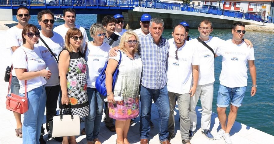 Miro Bulj u Tisnom: ‘Narod su doveli u poziciju kontejnera, ali Most im je slomio kičmu’