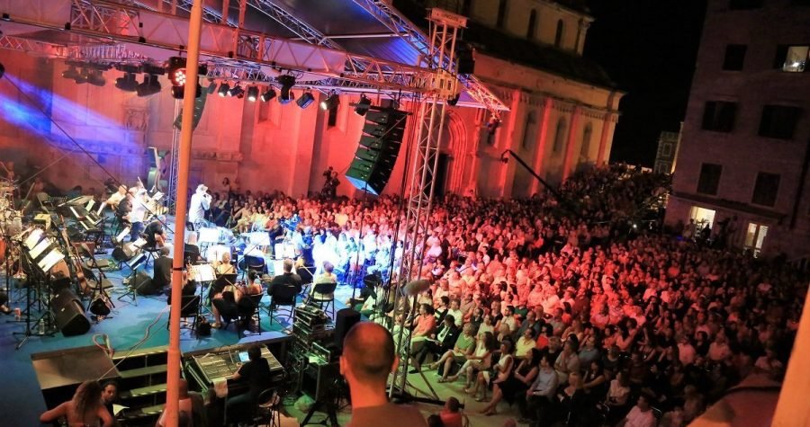 Petak, 23. kolovoza, počinje 27. izdanje Dalmatinske šansone u Šibeniku: Prva večer posvećena Meri Cetinić, druge, natjecateljske večeri, bit će izvedene 24 nove skladbe