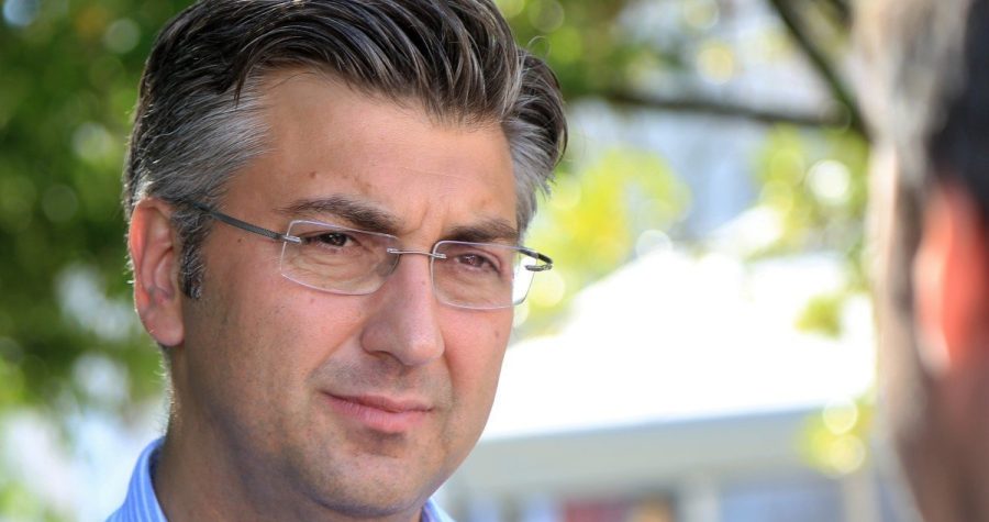 Plenkovićevo obraćanje novinarima i sramotno poricanje dimenzija ličkog ekocida kao i nerada i indolencije državnih službi; oporba histerizira, plaši Ličane, jer svi trendovi ove vlade idu gore, veli samoživi, bešćutni premijer…