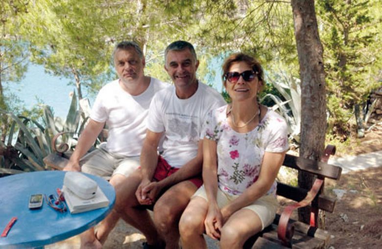 Desničar V. Orban (prvi slijeva) na plaži pored Splita (foto Facebook)