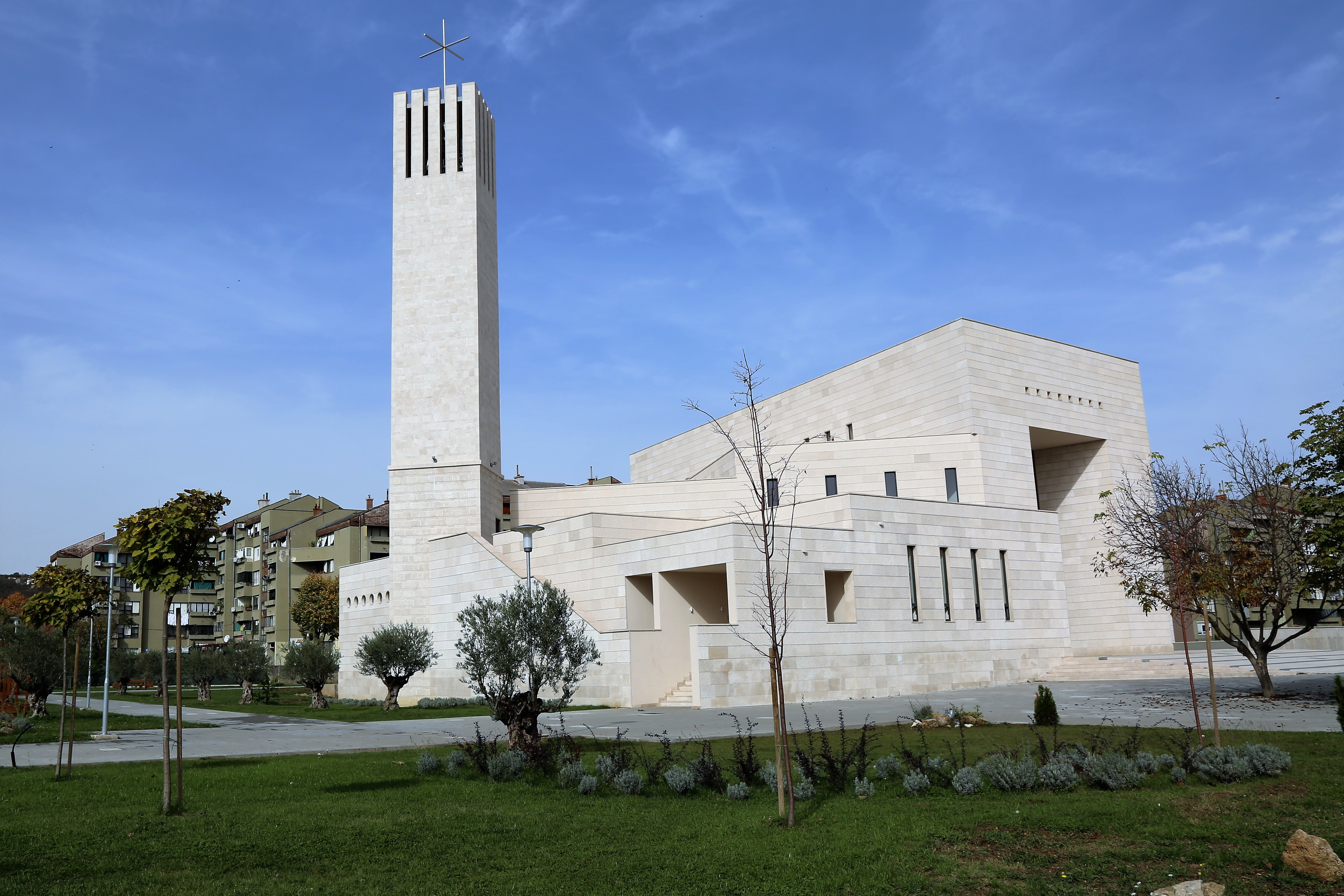 Zvonik i crkva Gospe Velikog hrvatskog krsnog zavjeta (Foto: Tris/H. Pavić)