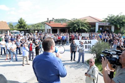 Blokada prometnice na prosvjedu protiv ukidanja hitne pomoći u Tisnom