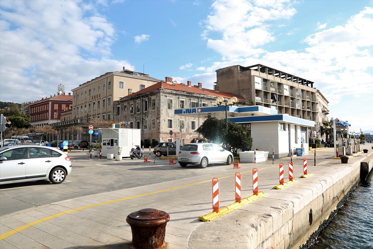 Benzinska postaja INA-e ispred hotela Krka (Foto: Tris/H. Pavić)