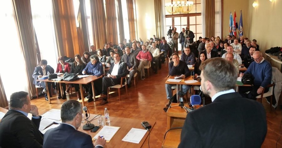 Skupština Šibensko-kninske županije kao seoska krčma: Niste ljudi, laprdala ste !