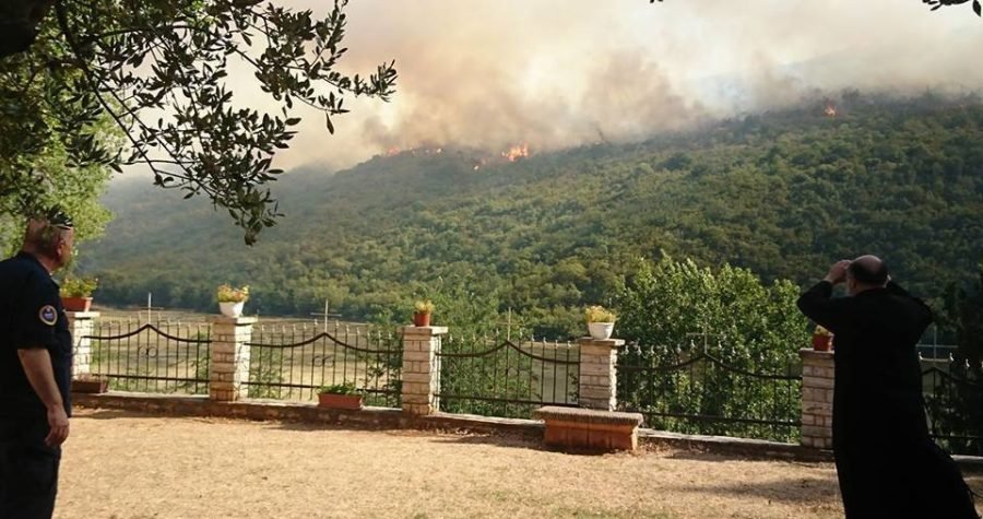 Vatra zaustavljena iznad Roškog slapa i Manastira Krka