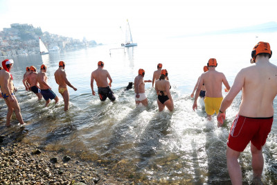 Novogodišnje kupanje u Šibeniku: Petsto ljudi na Banju, 21 u moru