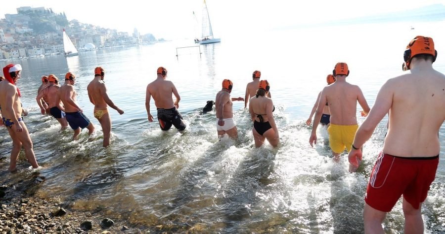 Novogodišnje kupanje u Šibeniku: Petsto ljudi na Banju, 21 u moru