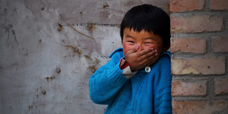 Ilustracija: Veseli dječak iz Kine se smije
