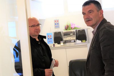 Anton Dobra predaje obavijest predsjedniku županijskog HDZ-a Nediljku Dujiću (Foto: Tris/H. Pavić)