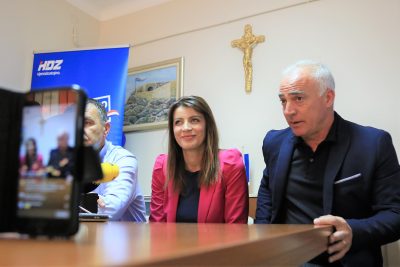 Josipa Rimac s predsjediko ŽO HDZ-a Nediljkom Dujićem i županom Goranom paukom (Foto: Tris/H. Pavić)