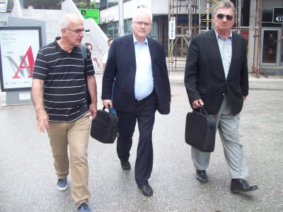 Makedonski novinar Aleksandar Damovski, Ivo Josipović iSašo Georgijevski u šetnji Skopljem