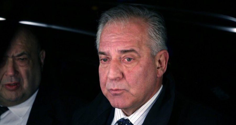 Portret za transparent/ Vratija se Ćaća: Kad Sanader piše, sve se briše…